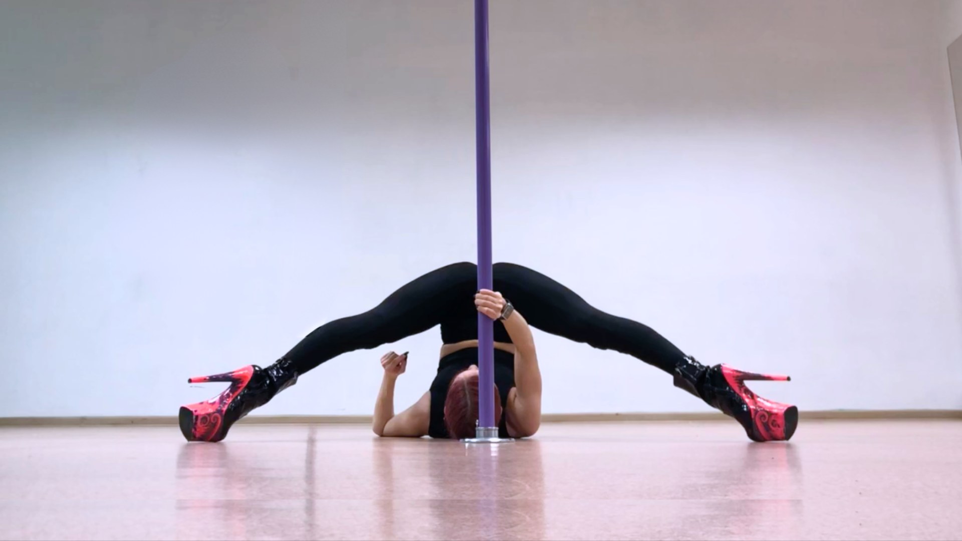 Base pole whirl floorwork trick 🔥