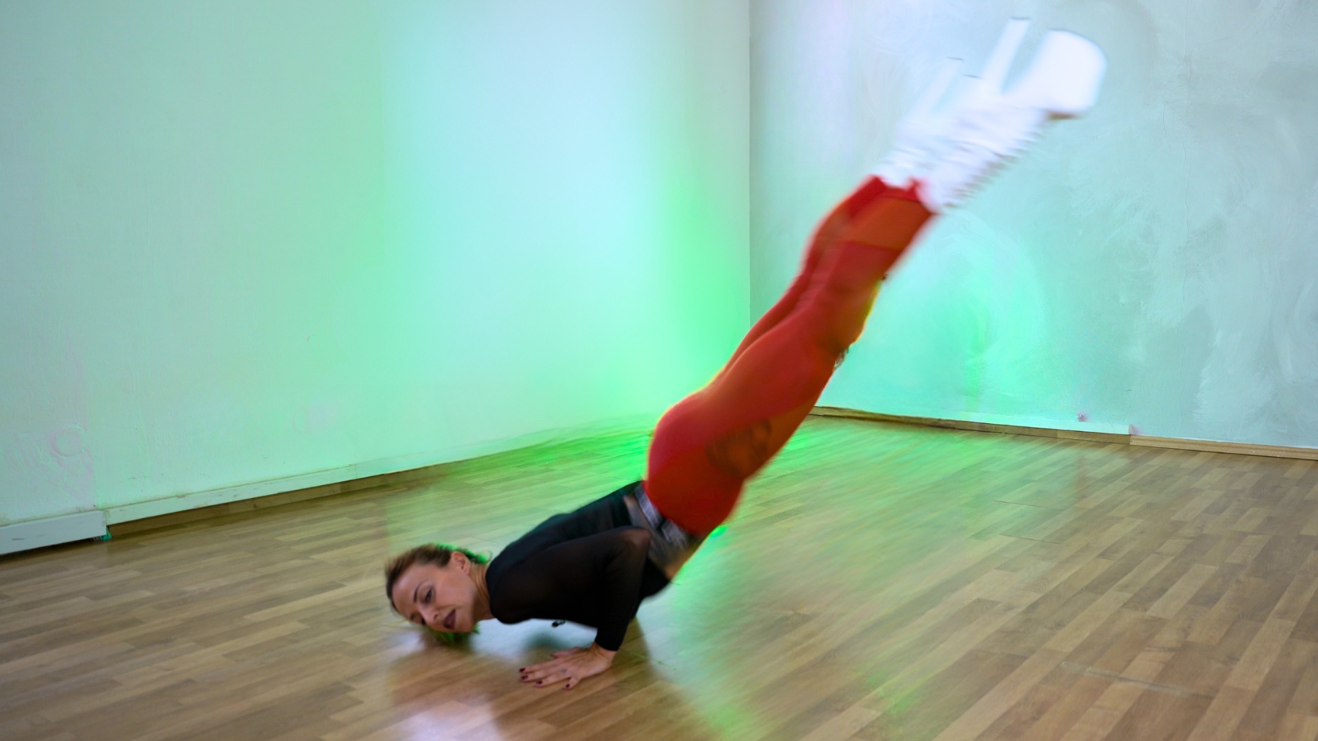 Reverse kip with both legs