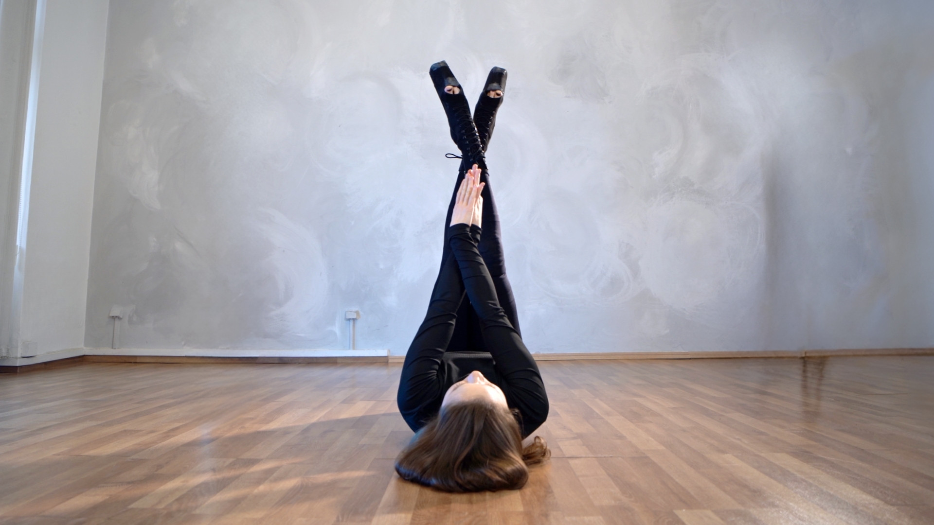 Gentle combo with shoulder leg twirl